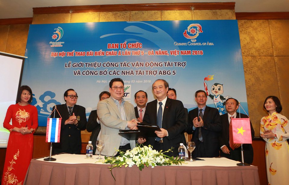 Tổng cục trưởng Tổng cục Thể dục Thể thao Vương Bích Thắng ký kết với Nhà tài trợ FBT Thái Lan